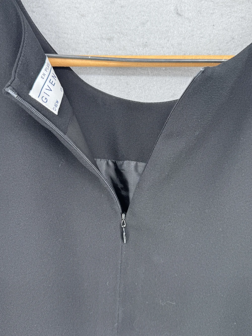 Givenchy Black Sleeveless Shift Dress Sheath Knee Length Quiet Luxury New - Picture 4 of 7